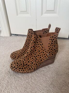 TOMS Cheetah Print Wedge Ankle Boots Size 9 Brown Suede Slip On Chelsea Booties